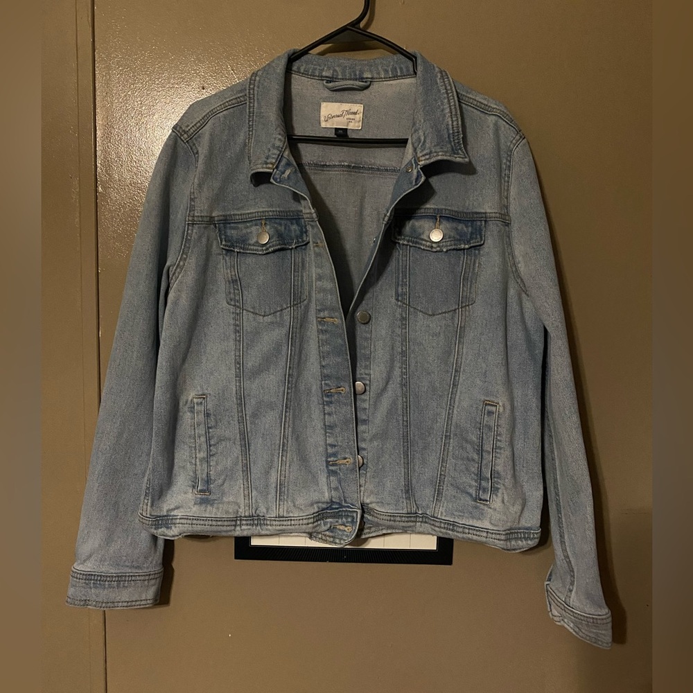 Universal Thread Women's Plus xxl light denim button up jean jacket - pockets